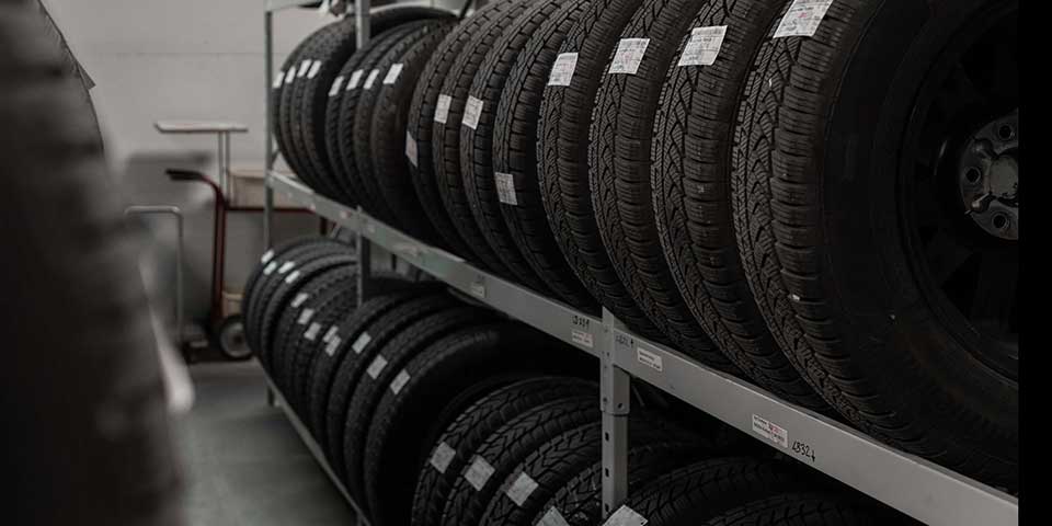 Reifenhotel in der Garage Comminot Chur